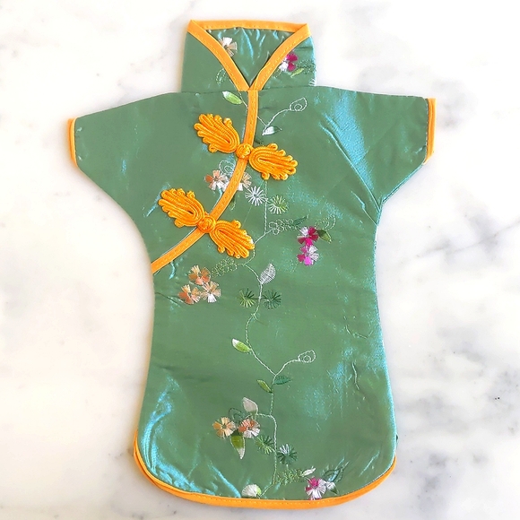 NWT. Wine Bottle Cover: Chinese Silk Brocade with Embroidery Lady's Green Gown. - Picture 1 of 4